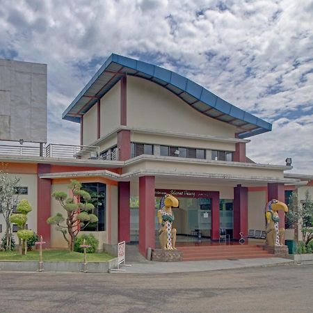 Oyo 89997 Hotel Bumi Kedaton Waterpark Bandar Lampung Exterior photo