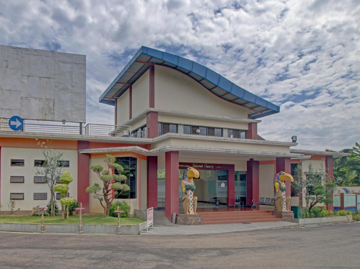Oyo 89997 Hotel Bumi Kedaton Waterpark Bandar Lampung Exterior photo