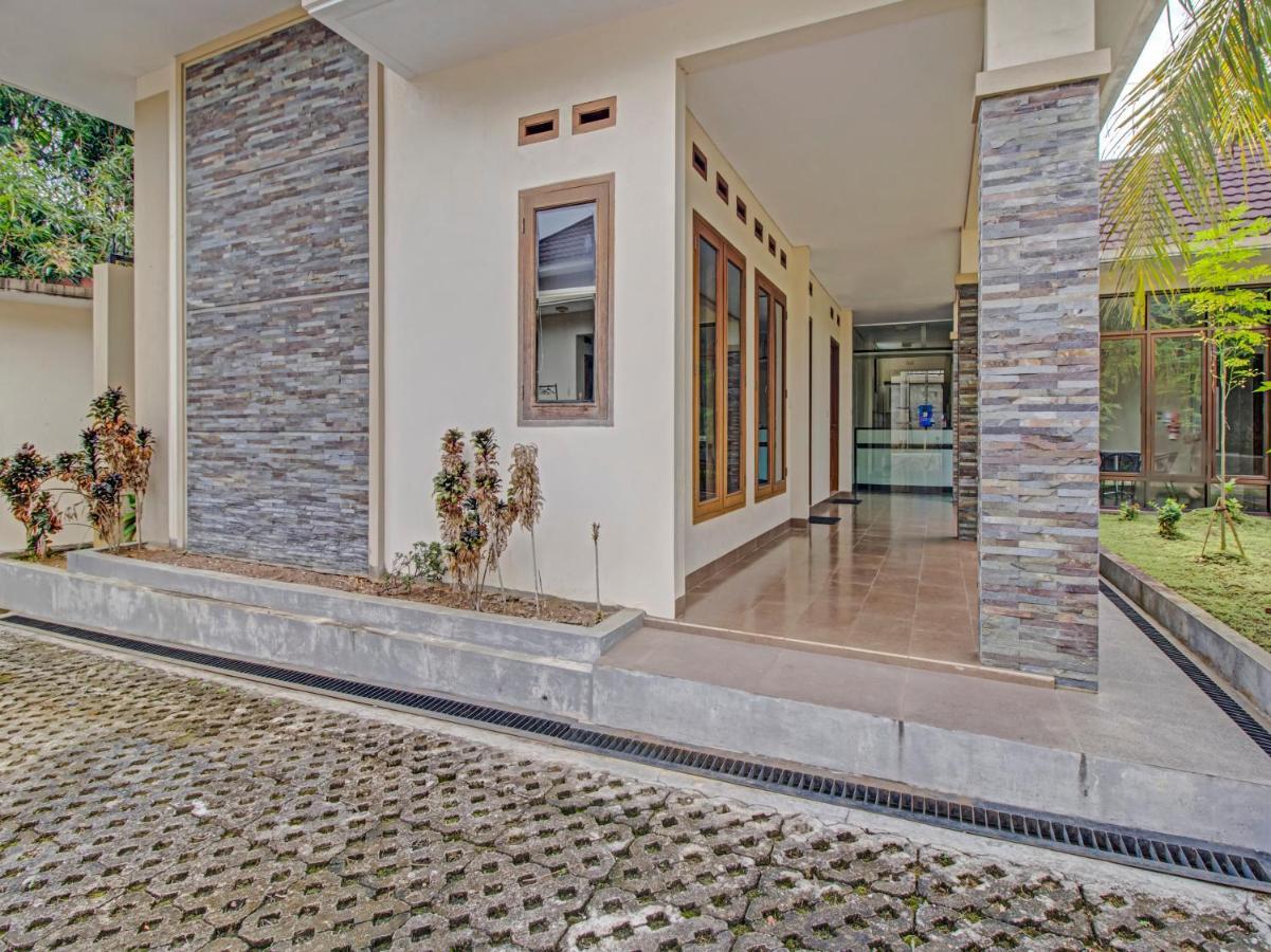 Oyo 89997 Hotel Bumi Kedaton Waterpark Bandar Lampung Exterior photo