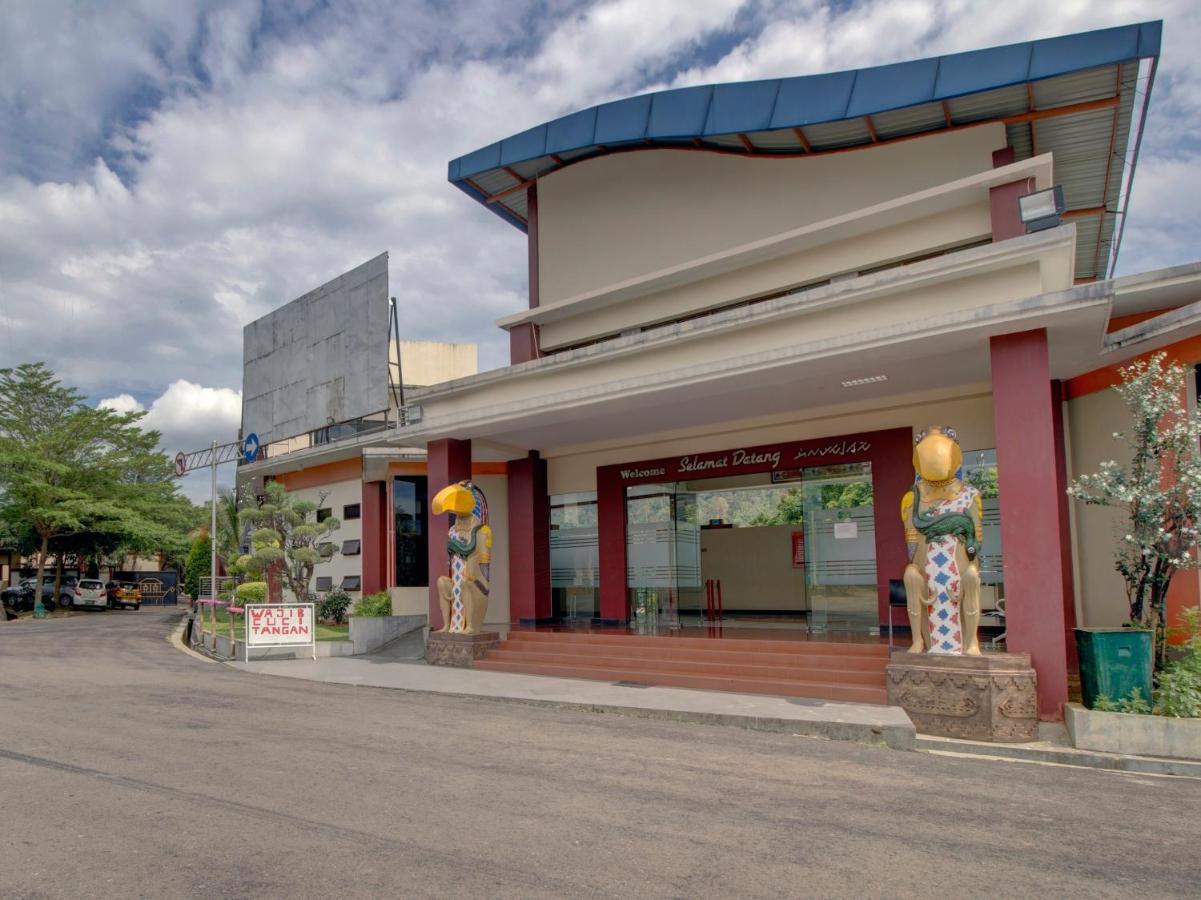 Oyo 89997 Hotel Bumi Kedaton Waterpark Bandar Lampung Exterior photo