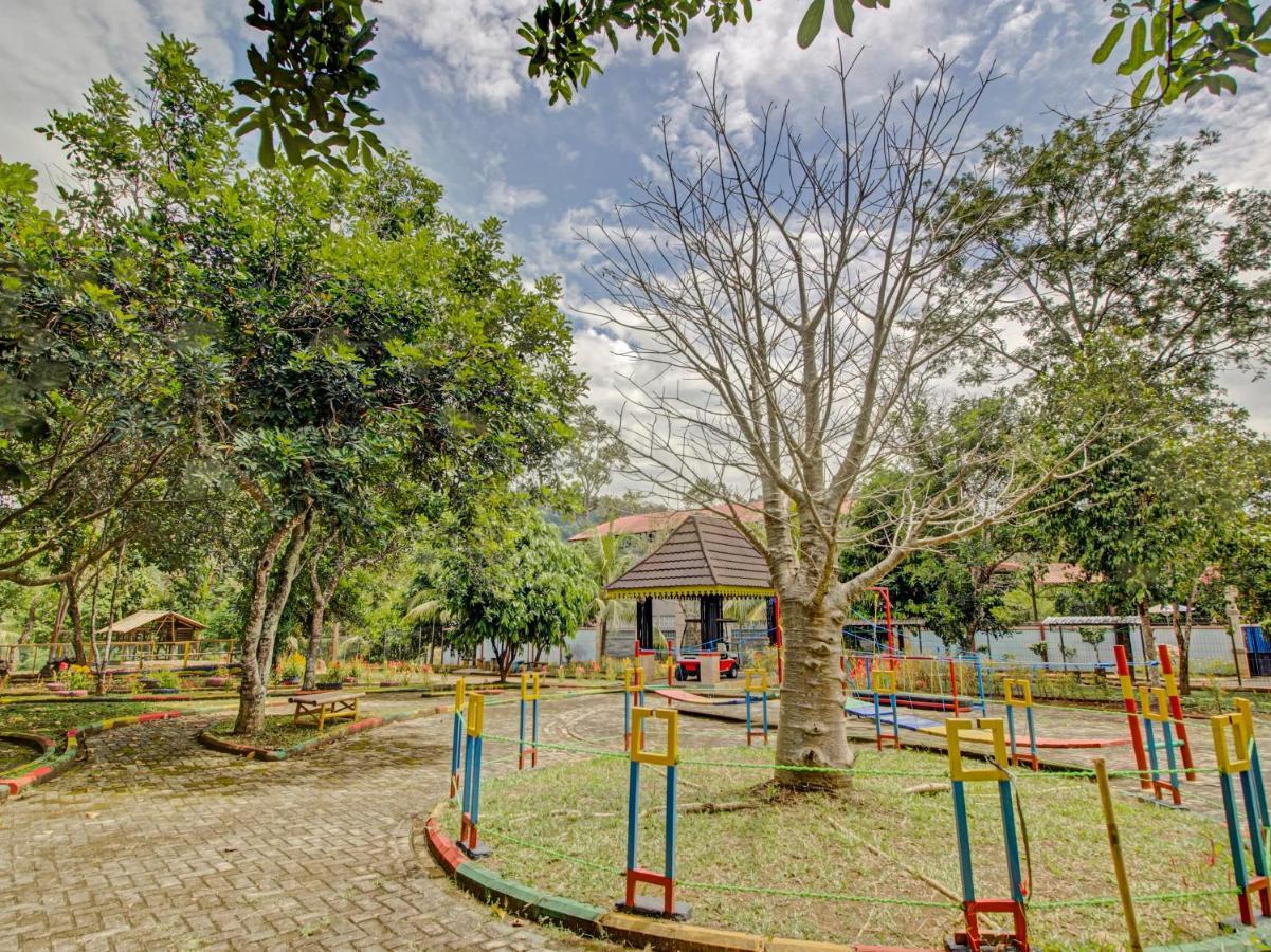Oyo 89997 Hotel Bumi Kedaton Waterpark Bandar Lampung Exterior photo