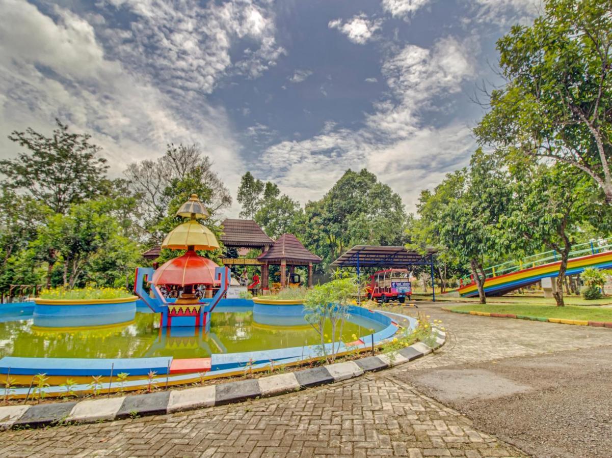 Oyo 89997 Hotel Bumi Kedaton Waterpark Bandar Lampung Exterior photo